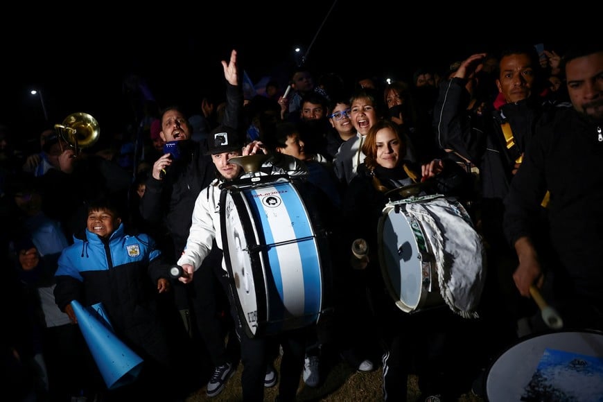 Argentinian fans wait for players to return after winning the Copa America in Buenos Aires, Argentina July 15, 2024. REUTERS/Tomas Cuesta