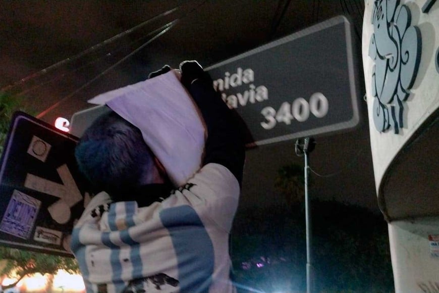 En plena intervención, un fanático dejó estampado el nombre provisorio de la calle con la figura del fútbol argentino.
