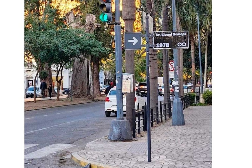 El técnico argentino también tuvo su nombre en las calles de Santa Fe. Crédito: @c4talinda