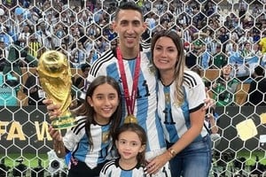 Di María junto a su familia tras ganar el Mundial de Qatar 2022. 