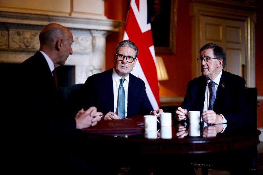 Britain's Prime Minister Keir Starmer (C) meets with Britain's Defence Secretary John Healey (L) and Member of the House of Lords George Robertson (R) at 10 Downing Street, in London, on July 16, 2024.     BENJAMIN CREMEL/Pool via REUTERS