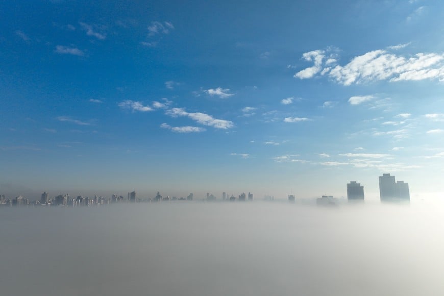 La niebla captada por el drone de El Litoral dejó impactantes imágenes. Foto: Fernando Nicola