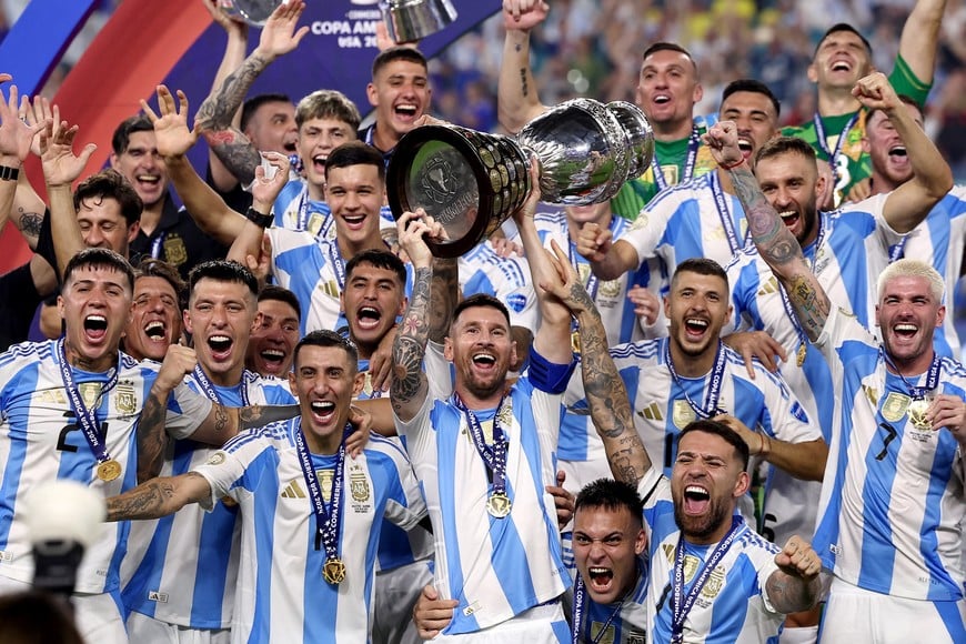 Soccer Football - Copa America 2024 - Final - Argentina v Colombia - Hard Rock Stadium, Miami, Florida, United States - July 15, 2024
Argentina's Lionel Messi lifts the trophy as he celebrates with teammates after winning Copa America 2024 REUTERS/Agustin Marcarian     TPX IMAGES OF THE DAY