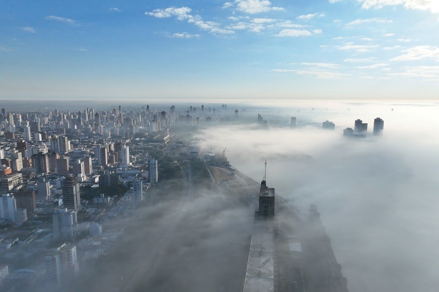 La capital santafesina en un día soleado pero con niebla. Foto: Fernando Nicola