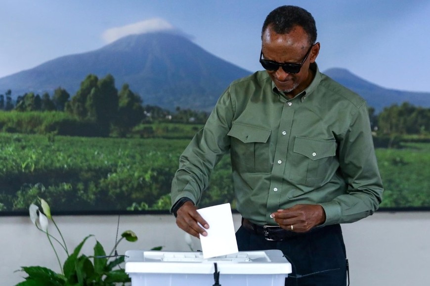 El presidente de Ruanda, Paul Kagame, votando en una escuela en Kigali. Crédito: EFE/EPA/DANIEL IRUNGU