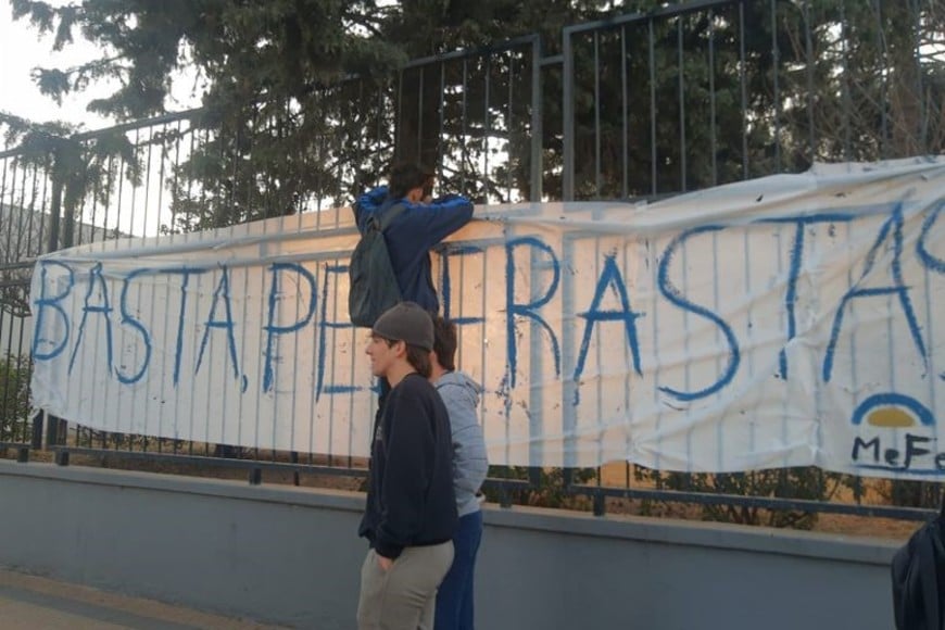 El pasacalle con la inscripción "Basta de Pederastas", el día de la primera manifestación frente al establecimiento educativo.