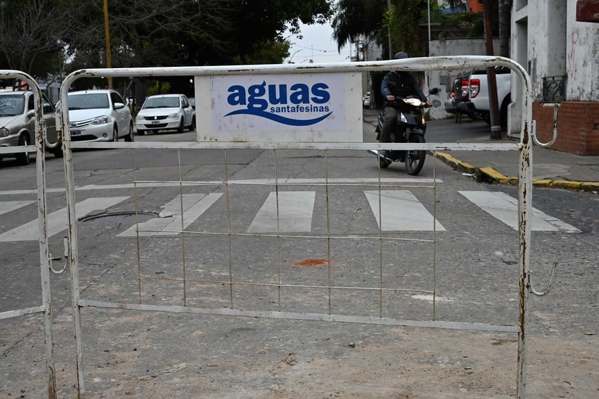 Aguas Santafesinas tiene desplegado trabajos de reparación por toda la ciudad capital. Foto: Flavio Raina