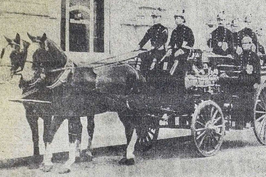El carro de bomberos, recién llegado a la ciudad de Santa Fe en 1916.