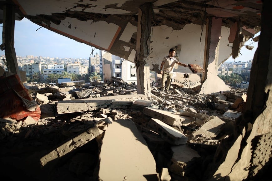 (240718) -- GAZA, 18 julio, 2024 (Xinhua) -- Un hombre recolecta artículos de los escombros, en el campamento de refugiados de Nuseirat, en el centro de Gaza, el 18 de julio de 2024. Durante las últimas 24 horas, el Ejército israelí mató a 54 personas e hirió a otras 95, lo que eleva el número total de muertos palestinos a 38.848 y heridos a 89.459 desde que estalló el conflicto a principios de octubre de 2023, dijeron las autoridades de salud con sede en Gaza en un comunicado el jueves. (Xinhua/Marwan Dawood) (da) (ra)  (vf)