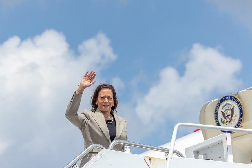 U.S. Vice President Kamala Harris boards Air Force Two as she leaves Pope Army Airfield after campaigning in Fayetteville, North Carolina, U.S., July 18, 2024. REUTERS/Kevin Mohatt