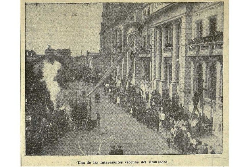 Bomberos de Santa Fe realizando una demostración al publico en 1935.