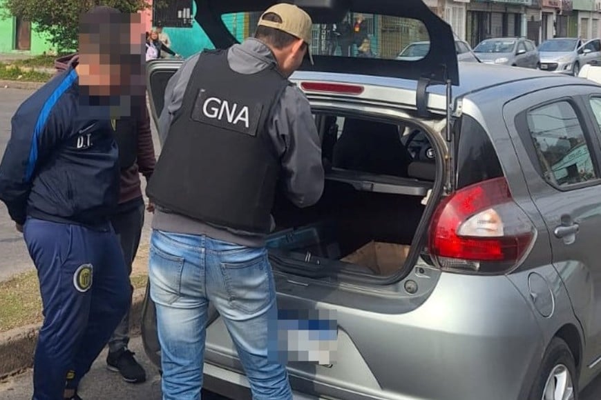 Los sospechosos fueron detenidos cuando viajaban en un automóvil con barras del club Rosario Central.