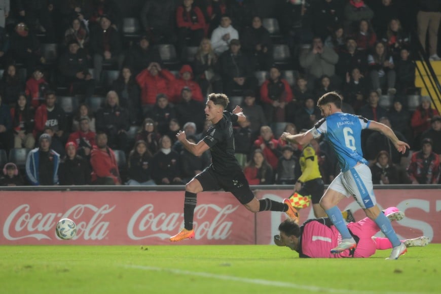 El momento del gol de Rossi que abrió el marcador. Crédito: Mauricio Garín