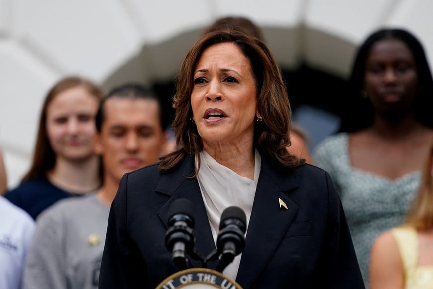 U.S. Vice President Kamala Harris, delivers remarks to the women and men's National Collegiate Athletic Association (NCAA) Champion teams in her first public appearance since President Joe Biden dropped out of the 2024 race, on the South Lawn of the White House, Washington, U.S., July 22, 2024. REUTERS/Nathan Howard