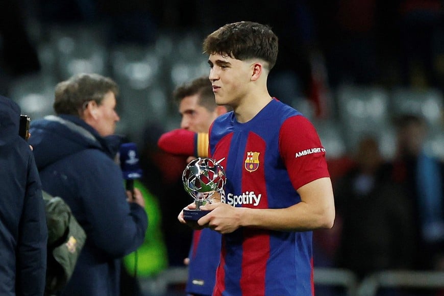Soccer Football - Champions League - Round of 16 - Second Leg - FC Barcelona v Napoli - Estadi Olimpic Lluis Companys, Barcelona, Spain - March 12, 2024
FC Barcelona's Pau Cubarsi hold a trophy for most valuable players of the match REUTERS/Albert Gea