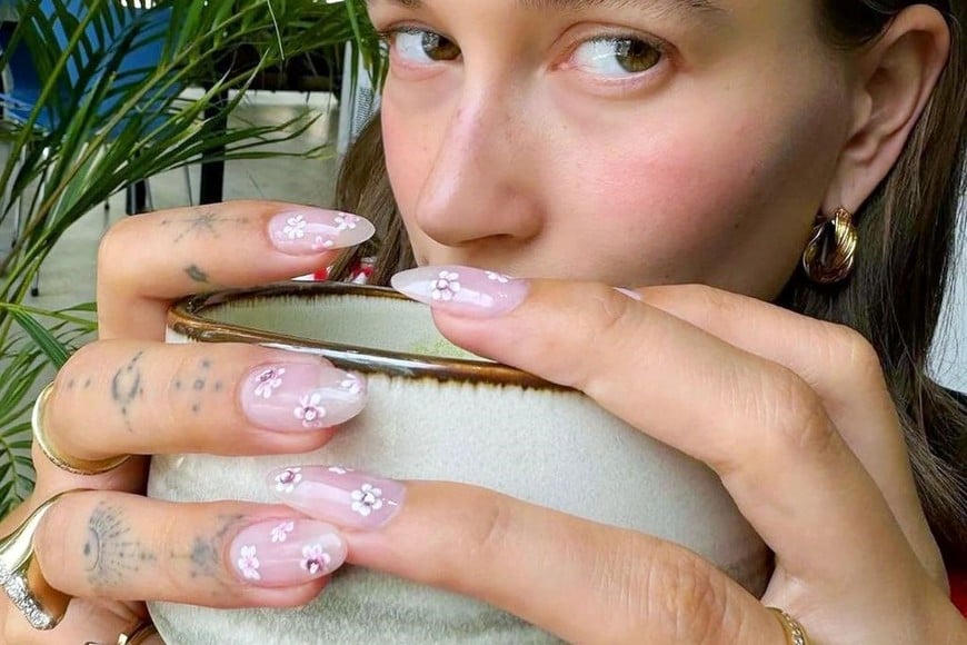 Hailey Bieber se suma a la tendencia de los "sticker nails".