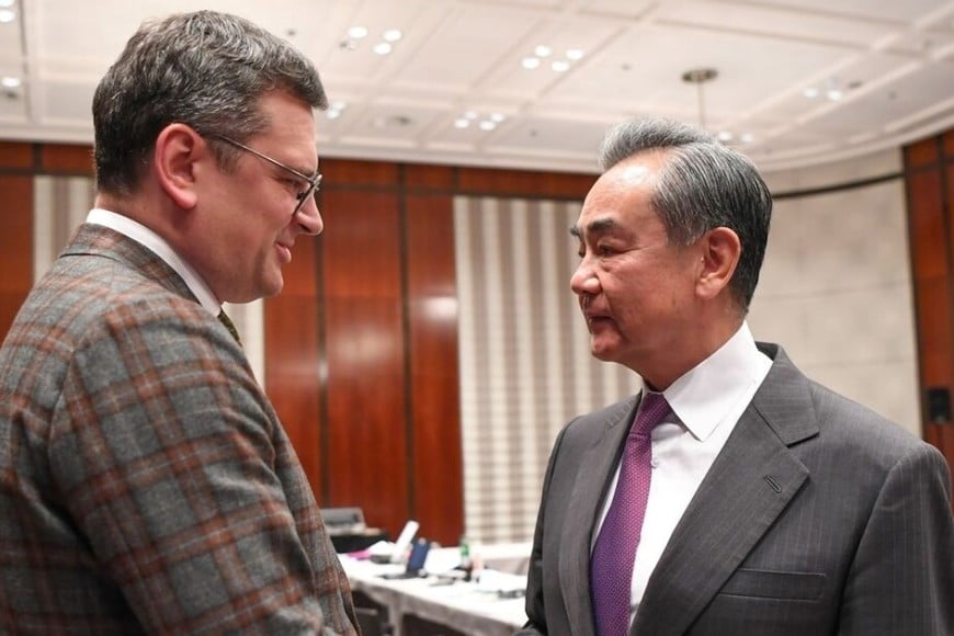 Acercamiento propicio. El canciller ucraniano Dmytro Kuleba es recibido por su par chino, Wang Yi, en Beijing.  Crédito: Ministerio de Relaciones Exteriores de China