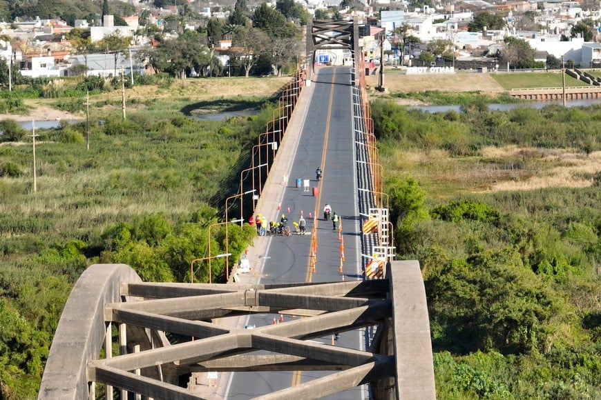 El Carretero quedó sólo para el paso de vehículos esenciales: colectivos, patrulleros, ambulancias. También se permite el paso en bicicleta. Crédito: Fernando Nicola