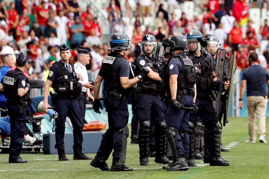 Paris 2024 Olympics - Football - Men's Group B - Argentina vs Morocco - Geoffroy-Guichard Stadium, Saint-Etienne, France - July 24, 2024.
Police officers are seen on the pitch after a fan pitch invasion. REUTERS/Thaier Al-Sudani