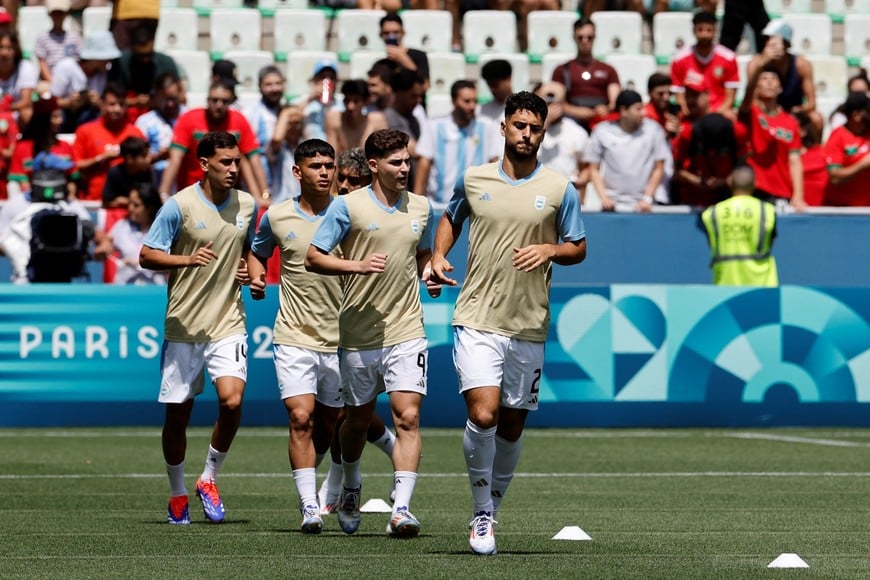 Paris 2024 Olympics - Football - Men's Group B - Argentina vs Morocco - Geoffroy-Guichard Stadium, Saint-Etienne, France - July 24, 2024.
Julian Alvarez of Argentina and Marco di Cesare of Argentina with teammates during the warm up before the match REUTERS/Thaier Al-Sudani