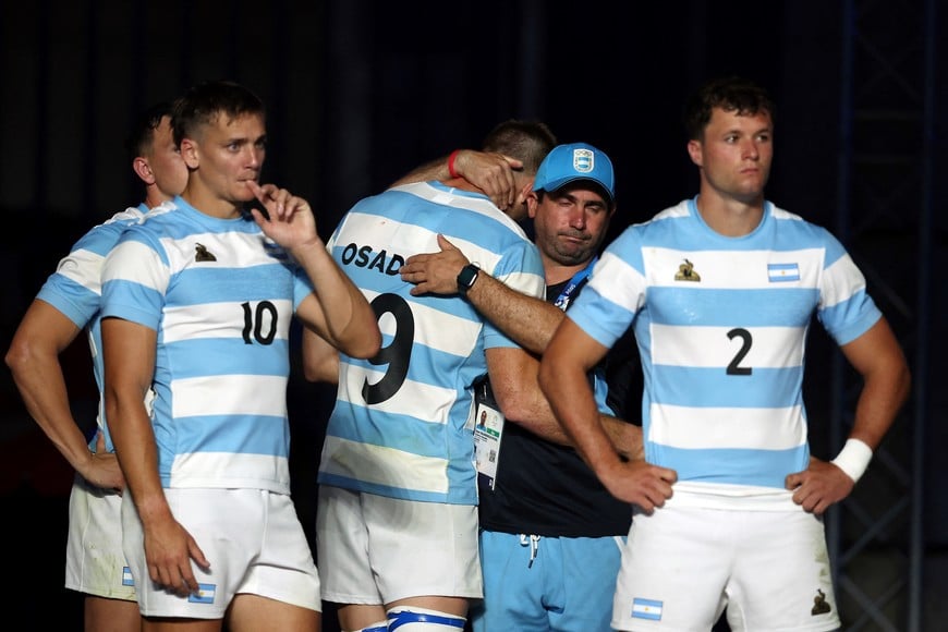 Paris 2024 Olympics - Rugby Sevens - Men's Quarter-final - Argentina vs France - Stade de France, Saint-Denis, France - July 25, 2024.
Tomas Elizalde of Argentina and Santiago Mare of Argentina look dejected after the match. REUTERS/Phil Noble