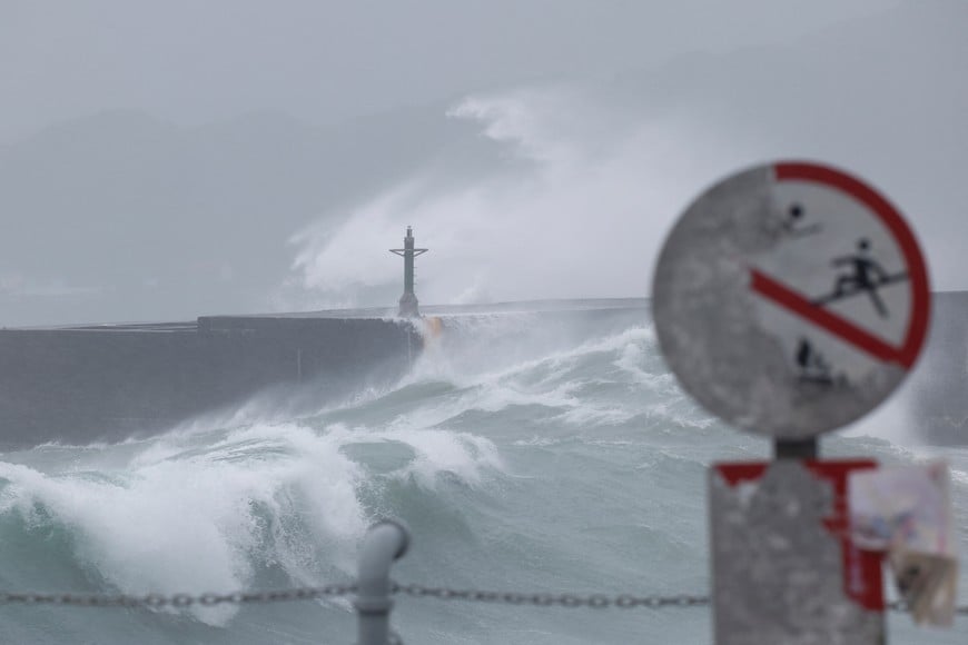 FILE PHOTO: Waves break against the protecting walls as Typhoon Gaemi approaches in Keelung, Taiwan July 24, 2024. REUTERS/Carlos Garcia Rawlins/File Photo
