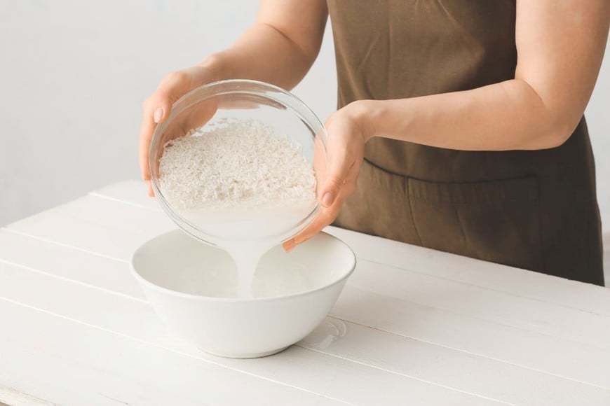 El agua de arroz revitaliza tu piel con una preparación fácil.