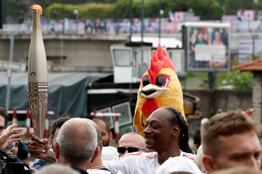 Paris 2024 Olympics - Olympic Torch Relay - Saint-Denis, France - July 26, 2024
Olympic torchbearer Snoop Dogg during the Torch Relay REUTERS/Benoit Tessier