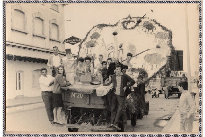 Alumnos de la Escuela en carnaval. Foto: Archivo El Litoral
