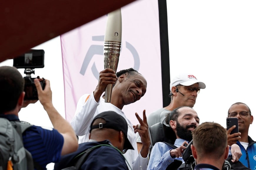 Paris 2024 Olympics - Olympic Torch Relay - Saint-Denis, France - July 26, 2024
Olympic torchbearer Snoop Dogg during the Torch Relay REUTERS/Benoit Tessier