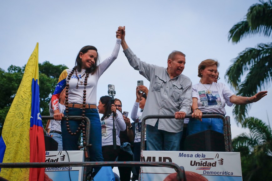 (240726) -- CARACAS, 26 julio, 2024 (Xinhua) -- Imagen del 25 de julio de 2024 del candidato por la opositora Plataforma Unitaria Democrática (PUD), Edmundo González Urrutia (c-frente), y la dirigente opositora de la PUD, María Corina Machado (i-frente), reaccionado durante un mitín de cierre de campaña electoral, en Caracas, Venezuela. Caracas fue el jueves la sede de movilizaciones políticas protagonizadas por las principales fuerzas que se medirán el próximo domingo en las elecciones presidenciales. (Xinhua/Str) (ms) (oa) (ce)