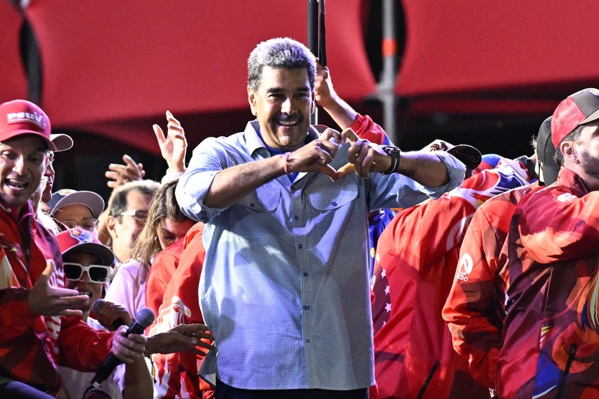 (240726) -- CARACAS, 26 julio, 2024 (Xinhua) -- Imagen del 25 de julio de 2024 del presidente venezolano, Nicolás Maduro, asistiendo a su mitin de cierre de campaña electoral, en Caracas, Venezuela. Se espera que más de 20 millones de votantes elegibles emitan sus votos el 28 de julio para elegir presidente en Venezuela. (Xinhua/Li Muzi) (ra) (da)