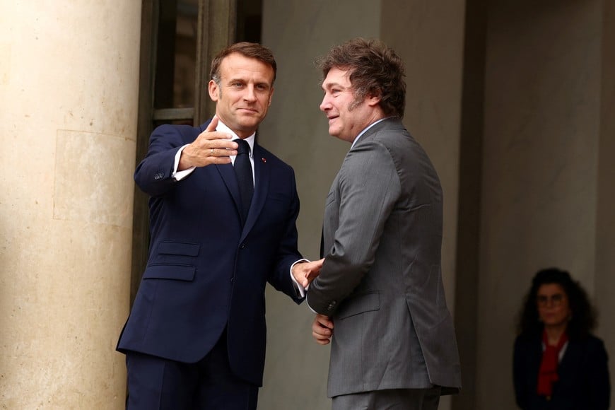 French President Emmanuel Macron welcomes Argentina's President Javier Milei as he arrives for a meeting at the Elysee Palace before the opening ceremony of the Paris 2024 Olympic Games in Paris, France, July 26, 2024. REUTERS/Yara Nardi