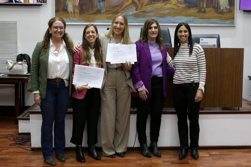 Las psicólogas junto a la presidenta del Concejo, Adriana Molina, y las concejalas organizadoras del foro, Cecilia Battisttuti y María Beatriz Barletta.