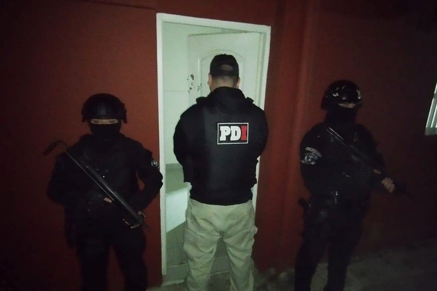 Los arrestos se produjeron durante dos allanamientos en Callejón Funes al 4600.