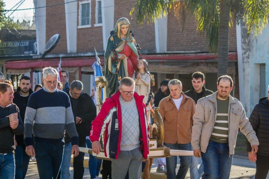 La imagen de Santa Ana, llevada por fieles de Gessler. Crédito: Agustín Bortolozzi - Valentina del Barco