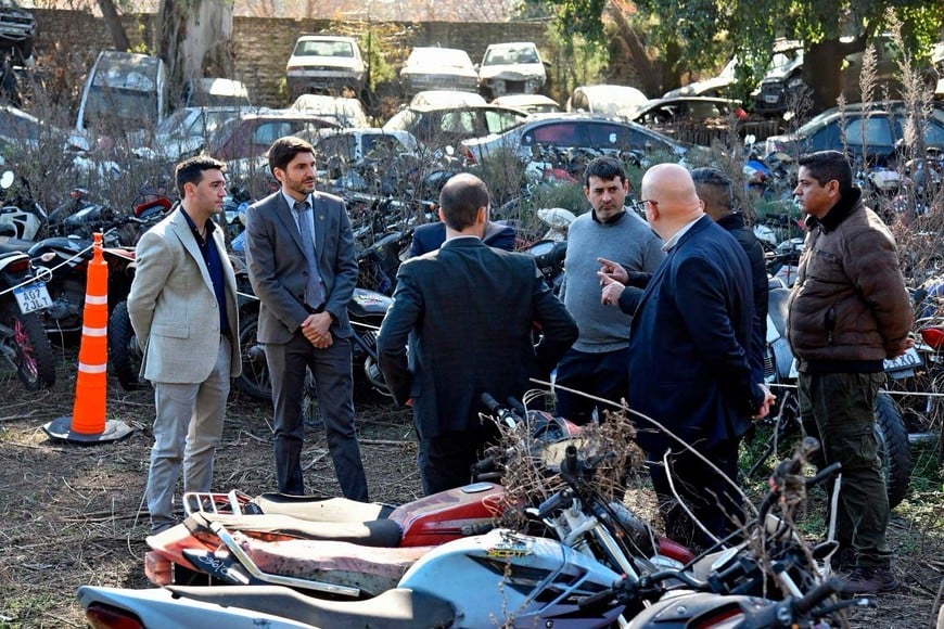 En una de las actividades de agenda, el gobernador Pullaro visitó el lugar donde se compactan vehículos.