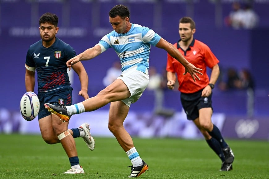 Paris 2024 Olympics - Rugby Sevens - Men's Placing 7-8 - Argentina vs United States of America - Stade de France, Saint-Denis, France - July 27, 2024.  
Naima Fuala'au of United States in action with Joaquin Pellandini of Argentina. REUTERS/Dylan Martinez