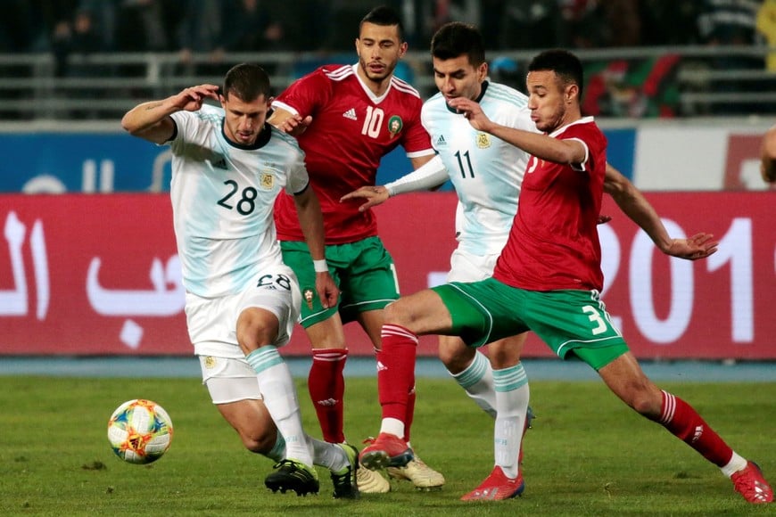 Soccer Football - International Friendly - Morocco v Argentina - Stade Ibn Batouta, Tangier, Morocco - March 26, 2019  Argentina's Guido Rodriguez and Angel Correa in action with Morocco's Younes Belhanda and Noussair Mazraoui      REUTERS/Youssef Boudlal tanger marruecos  partido amistoso internacional futbol futbolistas partido seleccion marruecos argentina