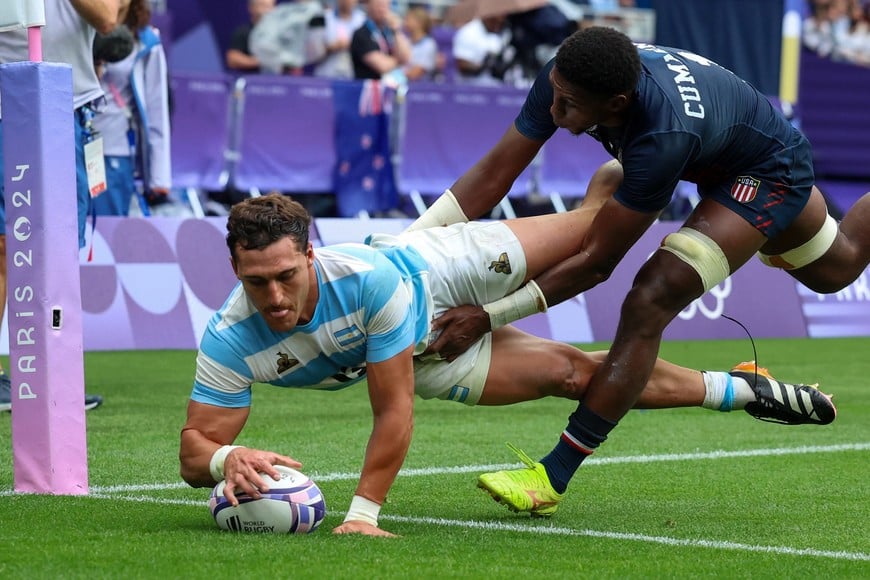 Paris 2024 Olympics - Rugby Sevens - Men's Placing 7-8 - Argentina vs United States of America - Stade de France, Saint-Denis, France - July 27, 2024.  
Rodrigo Isgro of Argentina scores their third try. REUTERS/Phil Noble