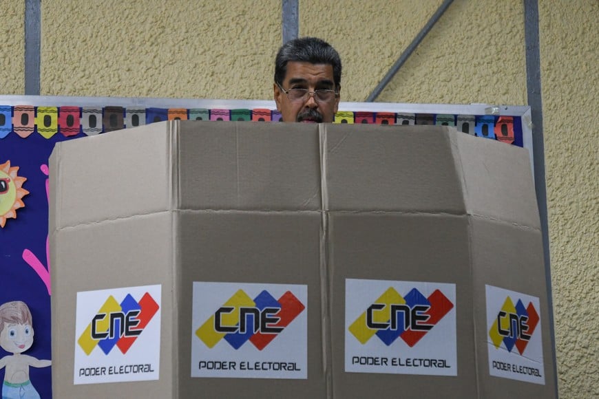 (240728) -- CARACAS, 28 julio, 2024 (Xinhua) -- El presidente venezolano, Nicolás Maduro, emite su voto durante las elecciones presidenciales, en Caracas, Venezuela, el 28 de julio de 2024. Minutos después de iniciado el proceso de votación Maduro ejerció su derecho al voto en Fuerte Tiuna, Caracas, desde donde reconoció que el proceso electoral ha comenzado en paz e hizo un llamado a la participación democrática y masiva del pueblo venezolano. "Estoy seguro que todo saldrá bien y mañana será un día bonito", enfatizó el jefe de Estado. (Xinhua/Marcos Salgado) (vf) (ce)
