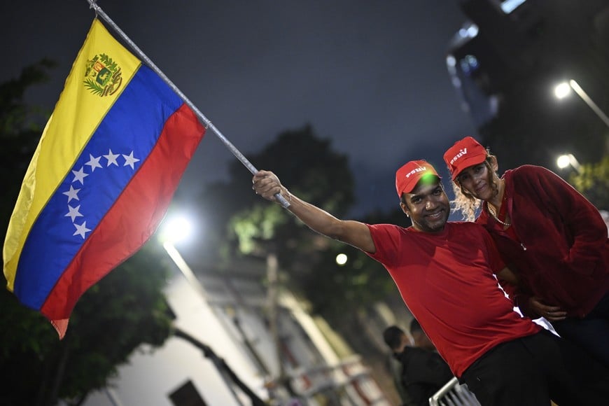 (240728) -- CARACAS, 28 julio, 2024 (Xinhua) -- Simpatizantes del presidente venezolano, Nicolás Maduro, son vistos en Caracas, Venezuela, el 28 de julio de 2024. El Consejo Nacional Electoral de Venezuela anunció en la madrugada del lunes que el actual presidente Nicolás Maduro ha sido reelecto en las elecciones presidenciales celebradas el domingo. (Xinhua/Li Muzi) (vf) (ce)