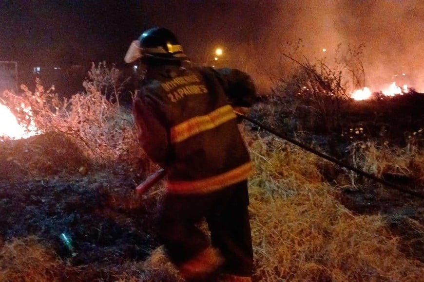 De noche. Los bomberos atendieron a todos los reclamos por quema de pastizales y basura.