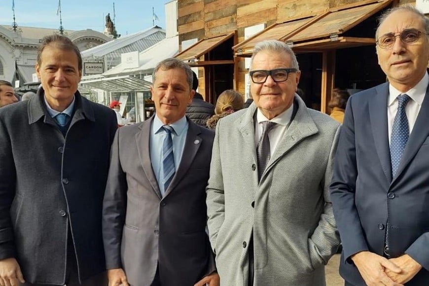 Auspicioso anticipo. Simioni (der.) con las autoridades de la BCR y Sergio Busso, ministro de Bioagroindustria de Córdoba.