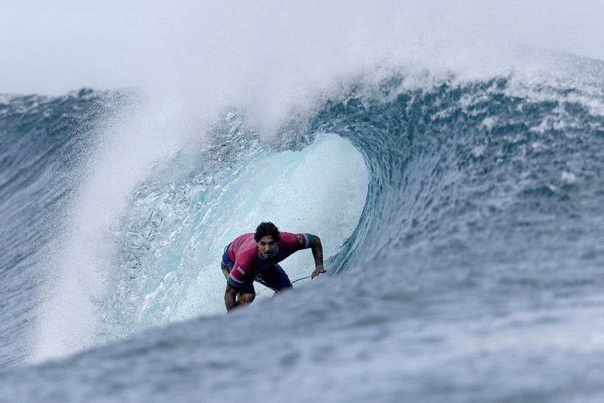 Paris 2024 Olympics - Surfing - Men's Round 3 - Heat 5 - Teahupo'o, Tahiti, French Polynesia - July 29, 2024. Gabriel Medina of Brazil rides a wave. Ed Sloane/Pool via REUTERS