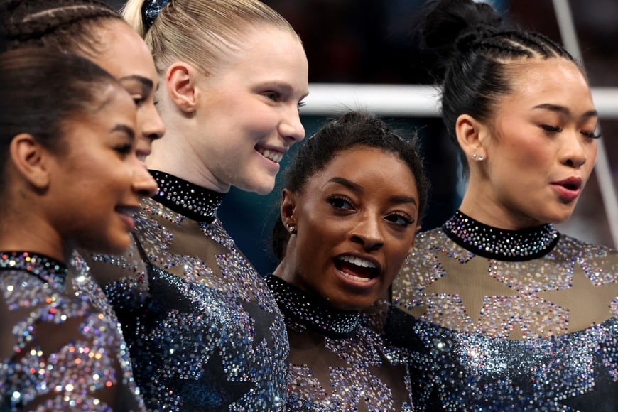 Paris 2024 Olympics - Artistic Gymnastics - Women's Qualification - Subdivision 2 - Bercy Arena, Paris, France - July 28, 2024.
Jordan Chiles, Hezly Rivera, Jade Carey, Simone Biles and Sunisa Lee of United States celebrate after qualifying. REUTERS/Mike Blake
