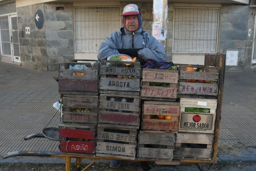 El "amigo fiel" de Argentino donde almacena todo lo que va a vender en el día. Foto: Flavio Raina.