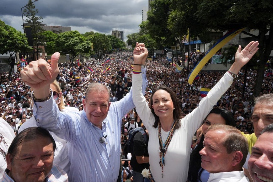 Opposition leader Maria Corina Machado and opposition candidate Edmundo Gonzalez address supporters after election results awarded Venezuela's President Nicolas Maduro with a third term, in Caracas, Venezuela July 30, 2024. REUTERS/Alexandre Meneghini