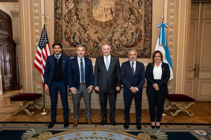 De la reunión, que se llevó a cabo en la Ciudad de Buenos Aires, participaron también los gobernadores de Entre Ríos, Rogelio Frigerio, y de Mendoza, Alfredo Cornejo, y la vicegobernadora de Córdoba, Myrian Prunotto.