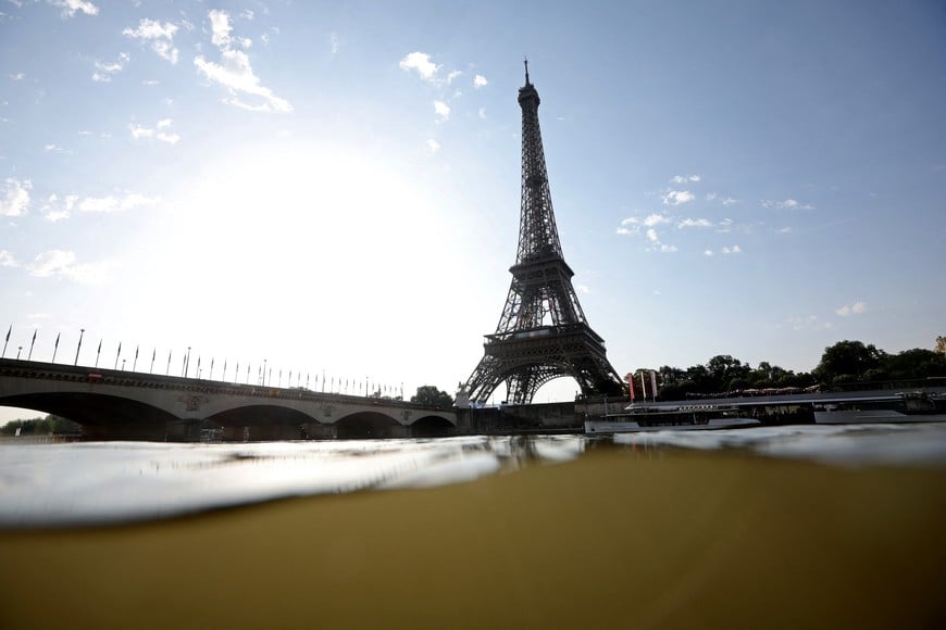 Paris 2024 Olympics - Triathlon - Men's Individual - Alexander III Bridge, Paris, France - July 30, 2024.
General view of the river and the Eiffel Tower as the Men's Individual Triathlon is postponed as pollution levels in the river Seine remain too high REUTERS/Fabrizio Bensch